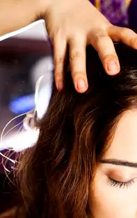 4 Beneficii ale masajului capilar și sfaturi utile pentru a-l realiza corect