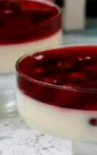 Desert dulce-acrișor pentru o întâlnire de vis – panna cotta cu vișine
