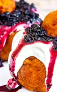 Papanași cu brânză, smântână și dulceață