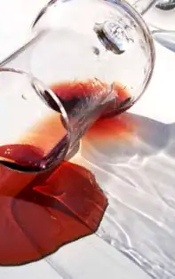 Cum să scoți petele de vin roșu fără efort