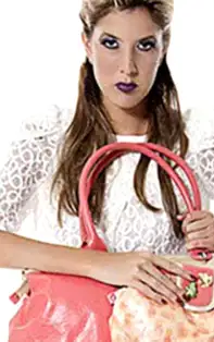 De ce se spune că nu este bine să ții geanta pe jos