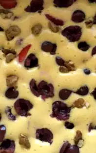 Prăjitură simplă cu cireșe, căpșuni și nuci. Rețetă ca la mama acasă