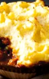 Plăcintă tradițională britanică din pui