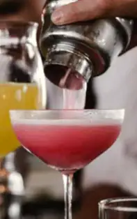 Surprinde-ți jumătatea cu unul dintre aceste cocktail-uri alcoolice