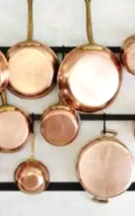 4 tipuri de vase toxice în bucătărie și alternative