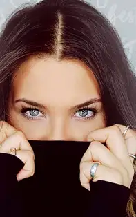 Psihologia infidelității feminine – 4 gesturi care o dau de gol