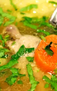 Supă de pui cu găluște pufoase de griș, rețeta tradițională