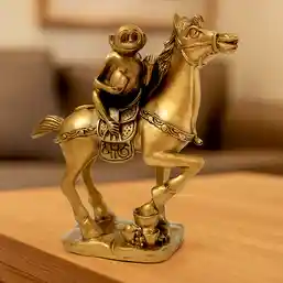 Maimuta pe cal cu piersica