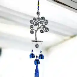 Clopoței de vânt copacul vieții și ochișori norocoși