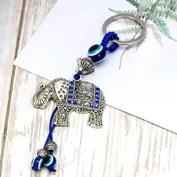 Imagine Breloc elefant cu trompa în sus și ochi magic norocos