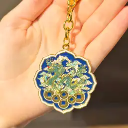 Imagine Breloc Dragon Celest pe pat de monezi