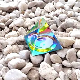 Imagine Piramida cristal Yin Yang