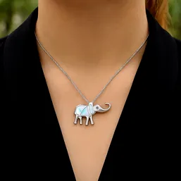 Colier elefant trompa in sus și piatra lunii