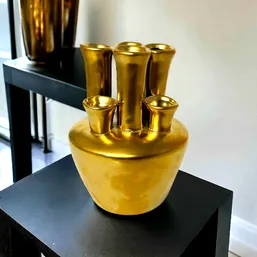 Vază decorativă din ceramică aurie