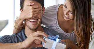 Imagine  Dragobetele sărută fetele. Dar ce cadouri le aduce?