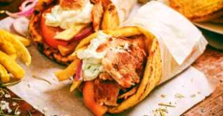 Imagine  Gyros cu pui și sos tzatziki