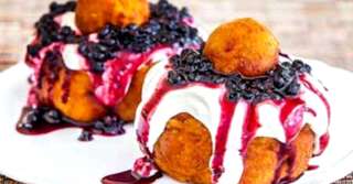 Imagine  Papanași cu brânză, smântână și dulceață