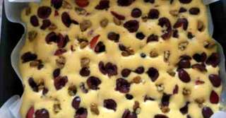 Imagine  Prăjitură simplă cu cireșe, căpșuni și nuci. Rețetă ca la mama acasă