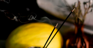 Imagine  Beneficiile bețișoarelor parfumate. Cum să le foloșești pentru starea ta de bine