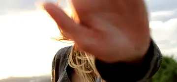 7 forme de control care dăunează în orice relație. Ferește-te de ele!