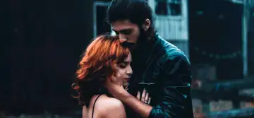 Este îndrăgostit de tine sau nu? Gesturile ascunse dau cărțile pe față