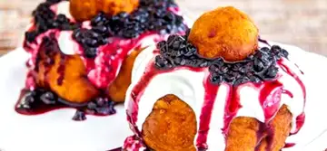 Papanași cu brânză, smântână și dulceață