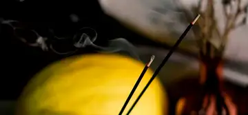 Beneficiile bețișoarelor parfumate. Cum să le foloșești pentru starea ta de bine