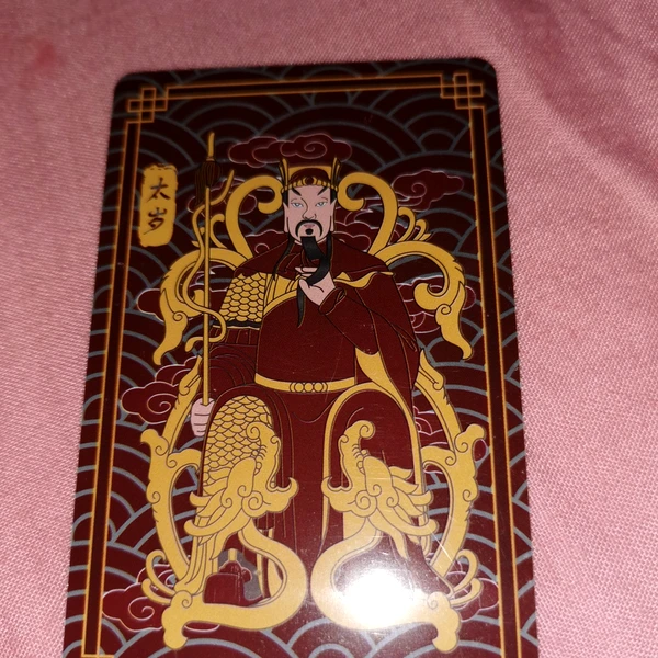 Card amuleta Tai Sui 2025, împotriva energiilor negative, polimer 8 cm cu suport