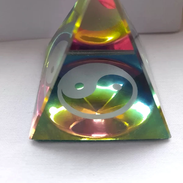Piramida din cristal cu simbolul Yin Yang, multicolor, simbol al echilibrului 