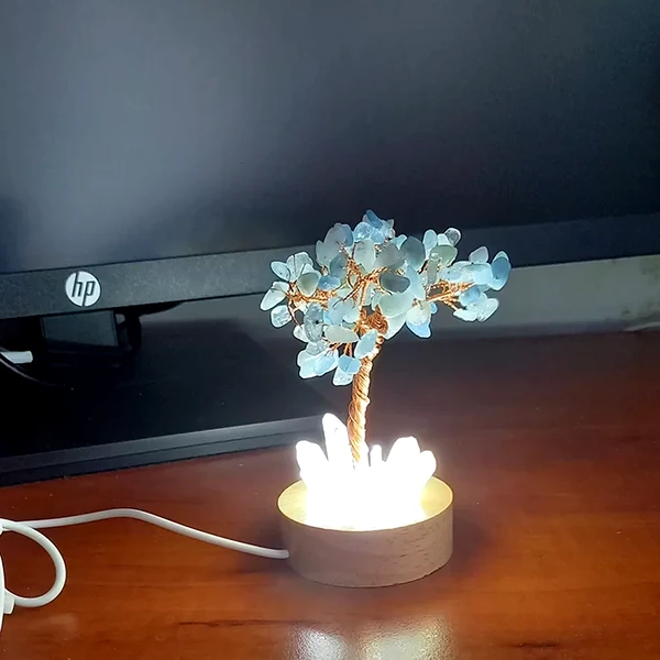 Copacel Acvamarin cu lumini, piatra curajului, obeliscuri cristal pe soclu lemn si cablu USB, bleu