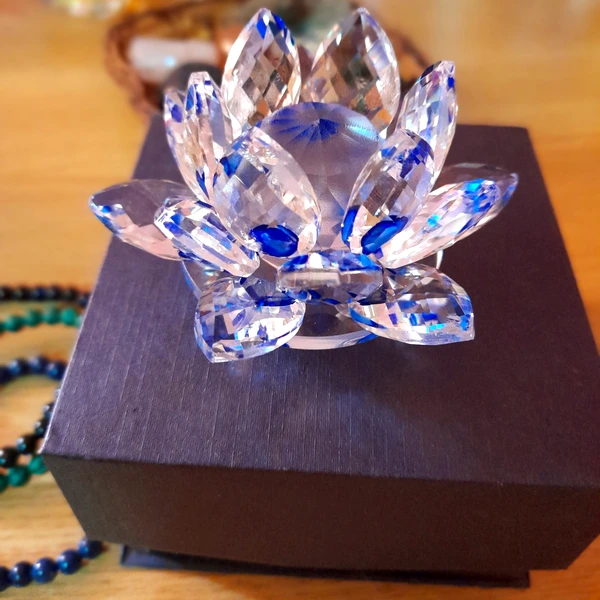 Lotus albastru, decoratiune din cristal de sticla tip nufar, amuleta pentru armonie, 8 cm