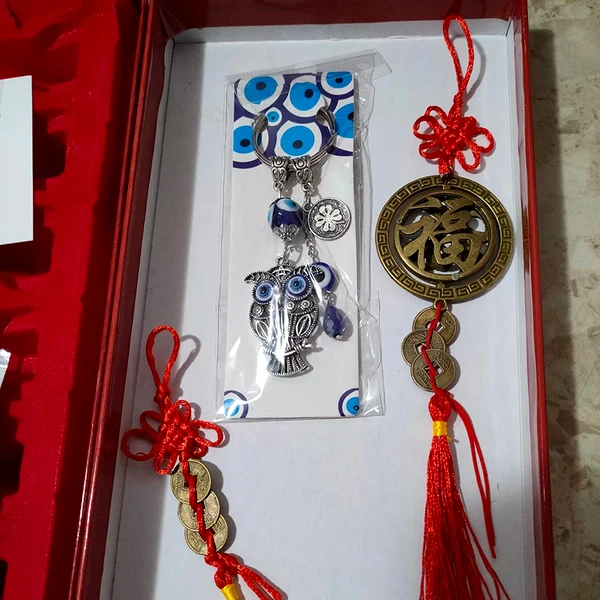 Amuleta antiaccidente feng shui pentru protectie impotriva accidentelor, cu monede norocoase, auriu snur rosu