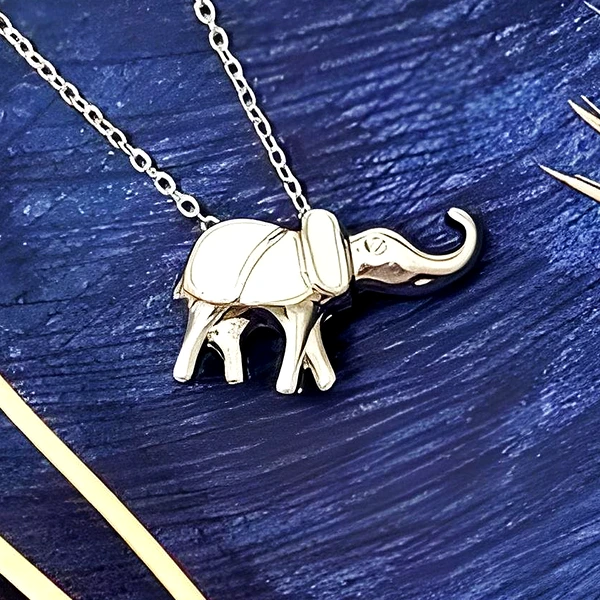Colier elefant trompa in sus și piatra lunii, lantisor argintiu