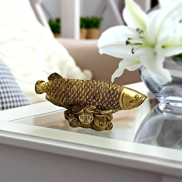 Peste Arowana pe monede, obiect feng shui pentru abundenta si bogatie, auriu