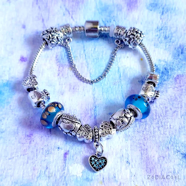 Bratara pentru iubire, tip Pandora, suflata cu argint si sticla Murano cu charmuri inima dragostei si simboluri norocoase