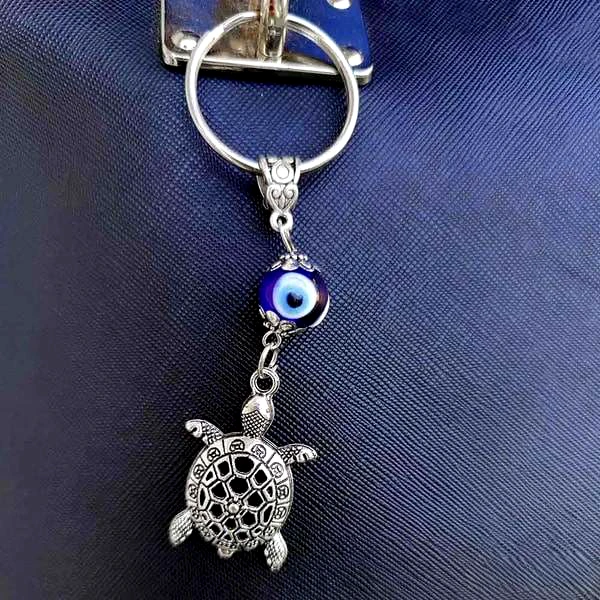 Breloc Broasca țestoasă și Ochiul magic norocos, amuletă feng shui pentru protecție de dezechilibru și instabilitate, metal argintiu 9.5 cm