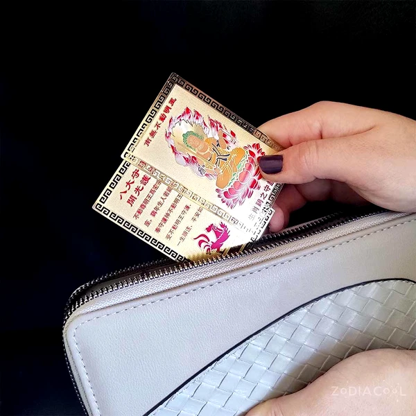 Card Feng Shui Cocoș, amuletă pentru conectarea cu energia semnului zodiacal, metal auriu 7.5 cm