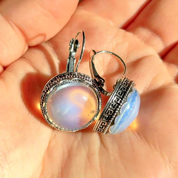 Cerceii din piatra semipretioasa Opal, este un puternic talisman protector, care confera stabilitate si de asemenea atrage norocul,  forma rotund luciu sticlos incolor