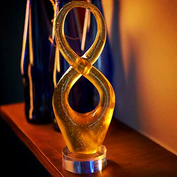 Cifra 8 statueta opt, simbol infinit norocos, insertii aurii, 22 cm