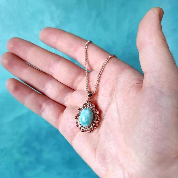 Pandantiv Larimar, piatra sufletului pereche si vindecatoare, set lantisor inoxidabil auriu roze