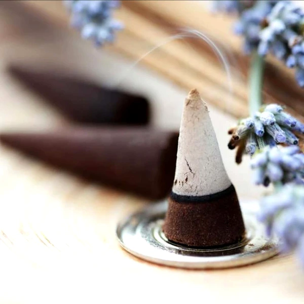 Conuri parfumate Patchouli, gama profesionala HEM,aroma fresh și orientală, 10 conuri (25g) aromaterapie suport metalic inclus