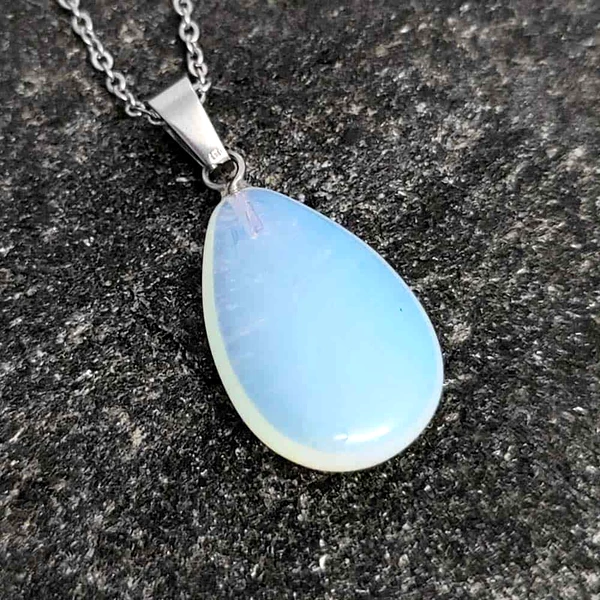 Pandantiv Opal, piatra protecției și a celor care își caută jumătatea, cristal natural în formă de picătură oval alb bleu 30 cm 