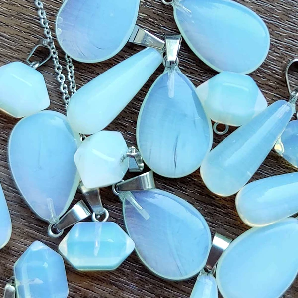 Pandantiv Opal, piatra protecției și a celor care își caută jumătatea, cristal natural în formă de picătură alb bleu 30 cm 
