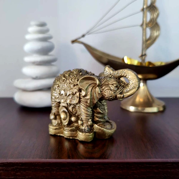 Elefant feng shui cu trompa in sus, statueta pentru dragoste si bun augur, auriu