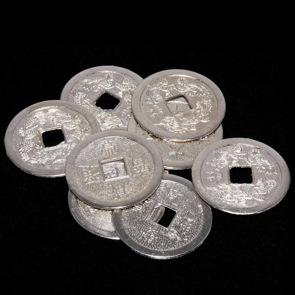 Moneda chinezeasca argintie 40 mm cu dragon si ideograme de castig, amuleta bani