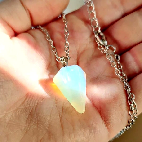 Pendul cristal cuart Opal, utilizat pentru raspuns la intrebari, incurajeaza exprimarea trairilor, set cu lant usor pentru colier
