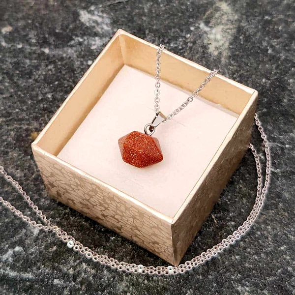 Pandantiv Piatra Soarelui, piatra personalității și a protecției, cristal natural în formă hexagonală maro 25 cm