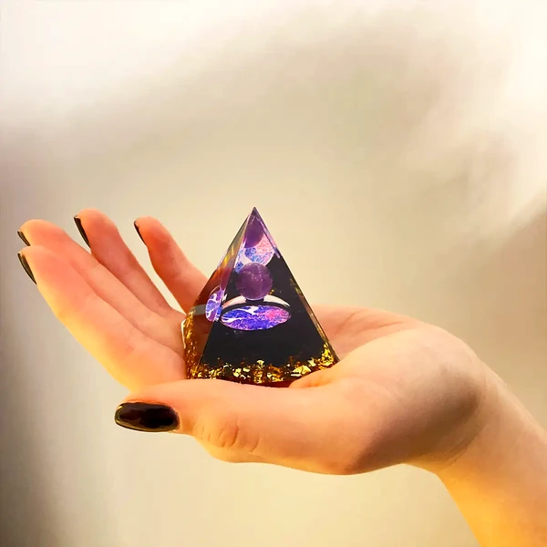 Piramida orgonica cristale Ametist și Obsidian, foita aurie, 5 cm