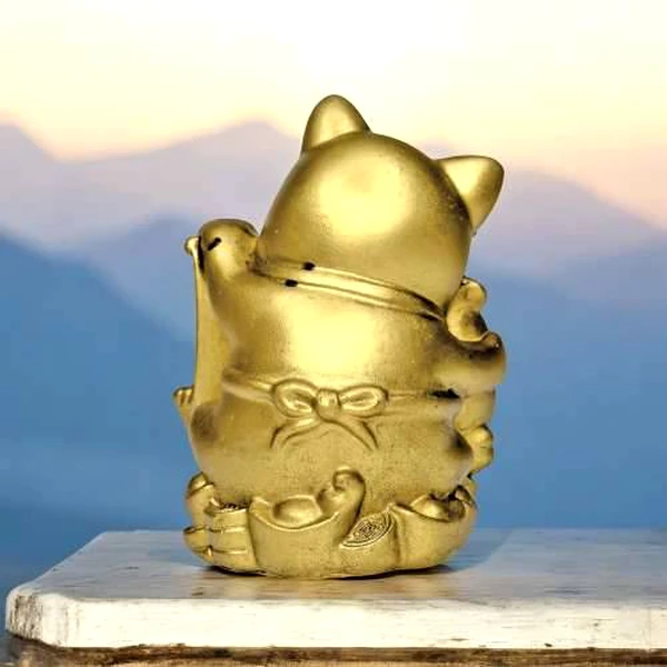Pisica Maneki Neko pe pepite, remediu feng shui pentru protecție și prosperitate, rășină aurie 8 cm