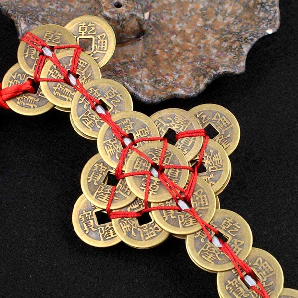 Sabia XXL 38 Monede chinezesti, impotriva invidiilor si furtului, amuleta feng shui Pi Hsien Chien, 45 cm metal auriu cu snur rosu